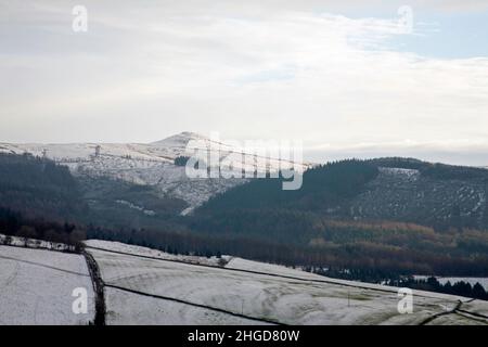 Shutlingsloe s'élevant au-dessus de la forêt de Macclesfield vue pendant une journée d'hiver de près de Tegan's Nose Macclesfield Cheshire Angleterre Banque D'Images