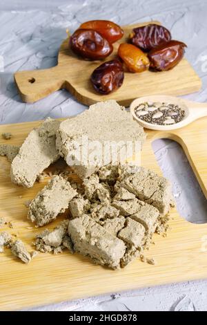 Dessert national juif, turc, arabe.Régalez-vous de la halva.Photo verticale de la mise à plat Banque D'Images