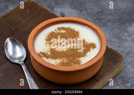 Riz au lait (Sutlac).Cuisine turque saveur riz pudding sur fond sombre.Gros plan.Vue horizontale Banque D'Images