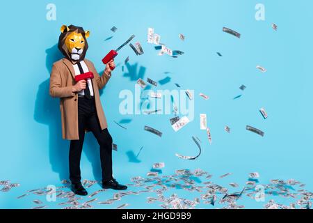 Pleine photo de la folle freak lion personnage Guy Shoot pistolet milliards dollars air Fly banque de crédit revenu isolé couleur fond bleu Banque D'Images