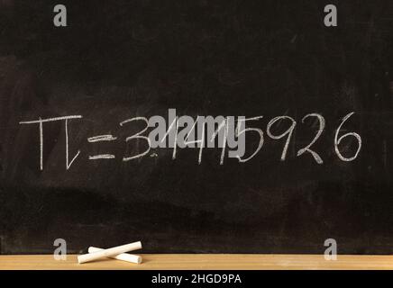 Numéro PI, dessin à la craie de constante mathématique sur un tableau noir d'école, symbole de lettre grecque et chiffres décimaux craie écriture Banque D'Images