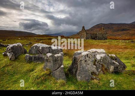 La vieille Manse, un bâtiment abandonné.Près de Torrin.Île de Skye, Écosse avec la Cuilline à distance. Banque D'Images