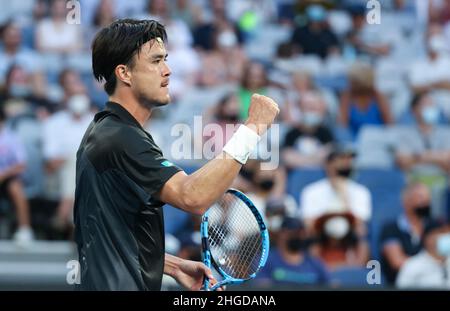 Melbourne, Australie.20th janvier 2022.Daniel Taro, du Japon, célèbre lors du deuxième tour de match des hommes célibataires contre Andy Murray, du Royaume-Uni, à l'Open d'Australie 2022 à Melbourne, en Australie, le 20 janvier 2022.Credit: Bai Xuefei/Xinhua/Alay Live News Banque D'Images