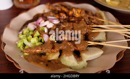 Poulet Satay - délicieux poulet Satay reaqday à manger sur la table Banque D'Images