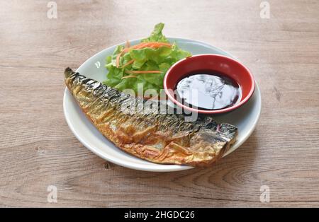 poisson de saba grillé ou maquereau sur plaque trempant de la sauce de soja douce noire Banque D'Images