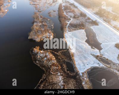 Lac Oxbow Narew dans une journée d'hiver photographié de l'air.Hiver. Banque D'Images