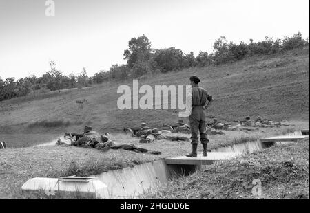 Royal Marines 42 Commando avec des armes de canoë-kayak d'officier junior sur les chaînes de Madai Singapour 1967 Banque D'Images