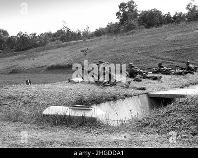 Royal Marines 42 Commando - armes de canoë-kayak et magasins changeants sur les chaînes de Madai Singapour 1967 Banque D'Images