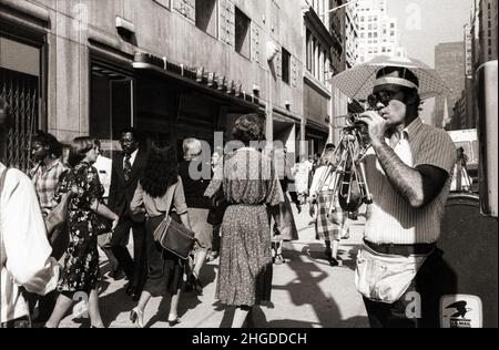 Un homme qui vend des kazoos sur 5th Avenue dans Midtown Manhattan vers 1978. Banque D'Images