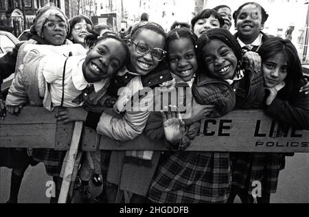 Un groupe d'écolières catholiques aiment prendre leur photo.À Brooklyn, New York, vers 1977. Banque D'Images