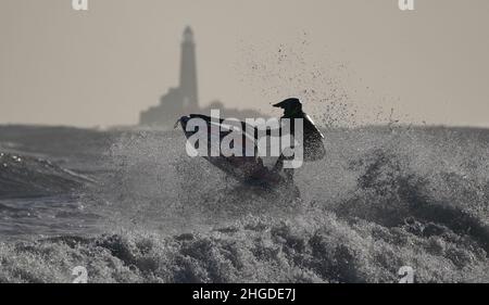 Un scooter des mers saute les vagues au large de la côte à Blyth, dans le Northumberland.Date de la photo: Jeudi 20 janvier 2022. Banque D'Images