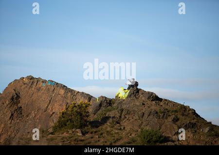ÉDIMBOURG, le 20th janvier 2022.Vue générale depuis le sommet d'Arthur's Seat autour d'Édimbourg.Membre du yoga public en haut de la colline.Pic Credit: Pako Mera/Alay Live News Banque D'Images