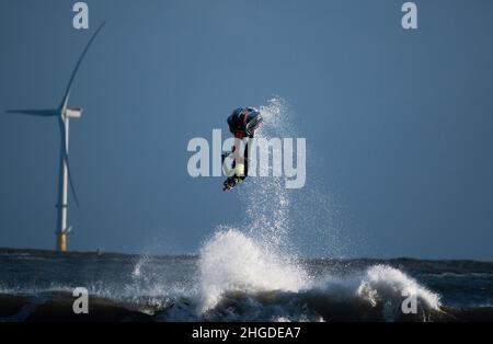 Un scooter des mers saute les vagues au large de la côte à Blyth, dans le Northumberland.Date de la photo: Jeudi 20 janvier 2022. Banque D'Images