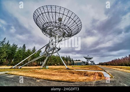 radio-télescope de l'espace extérieur, avec un avant-plan en arrière-plan Banque D'Images