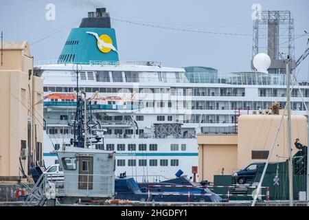 Las Palmas, Grande Canarie, Îles Canaries, Espagne.20th janvier 2022.Le bateau de croisière MS Amadea fait un arrêt non planifié à Las Palmas sur Gran Canaria alors qu'une épidémie de Covid à bord force le navire à faire un u tour à 500 miles de Gran Canaria en route vers les Caraïbes de Madère.Le navire est exploité par Phoenix Reisen en Allemagne.Crédit : Alan Dawson/Alay Live News Banque D'Images