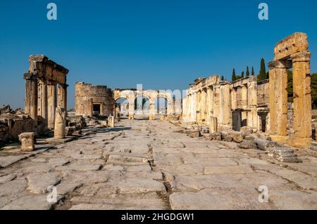 Ville ancienne de Hiérapolis, ville de Pamukkale, province de Denizli en Turquie Banque D'Images