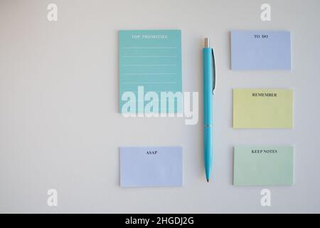 Vue en grand angle d'un bureau avec des notes adhésives Banque D'Images