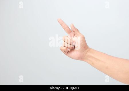 Main masculine gestante à quelque chose d'isolé sur fond blanc. Gros plan Banque D'Images