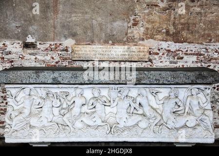 Période romaine en pierre sculptée à l'intérieur du panneau de secours sarcophage cimetière Camposanto monumentale. Pise, Toscane, Italie. Banque D'Images