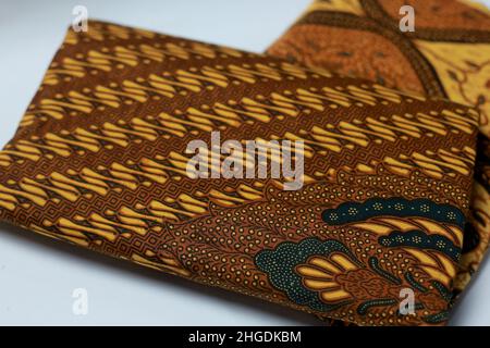 Sarong traditionnel de batik javanais sur fond blanc, un des héritages culturels du Java indonésien Banque D'Images