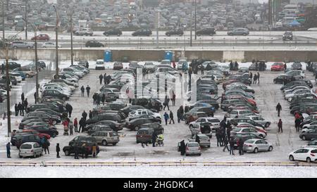 Marché des voitures d'occasion.Vue générale du dessus.Voitures, vendeurs, clients, gawkers.Minsk.Bélarus. Banque D'Images