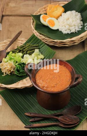 Le Pecel sambal est une sauce épicée indonésienne à base de cacahuètes rosés ou frits, de sucre de palme et de Chili.Généralement servi pour Nasi Pecal (Pecal) Banque D'Images