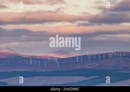 Stirling, Écosse, Royaume-Uni.20th janvier 2022.Météo au Royaume-Uni : braes de la ferme éolienne côtière de Doune, près de Stirling au lever du soleil. Selon la dernière analyse Carbon Brief, « les factures d'énergie au Royaume-Uni sont supérieures de près de 2,5bn livres sterling à ce qu'elles auraient été si les politiques climatiques n'avaient pas été mises au rebut au cours de la dernière décennie » Credit: Kay Roxby/Alay Live News Banque D'Images