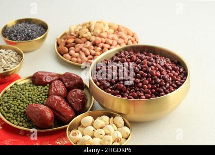 Ingrédients crus faire du porridge de Lara, Congee traditionnel chinois servi au festival de Lara. Banque D'Images