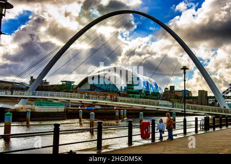 Pont piétonnier du millénaire en face du Sage Performing Arts Centre, sur la rive de la rivière Tyne, à gateshead. Banque D'Images