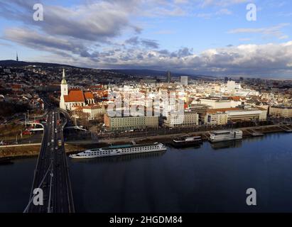 Vue aérienne du restaurant sur le pont OVNI de la vieille ville, Bratislava, Slovaquie Banque D'Images