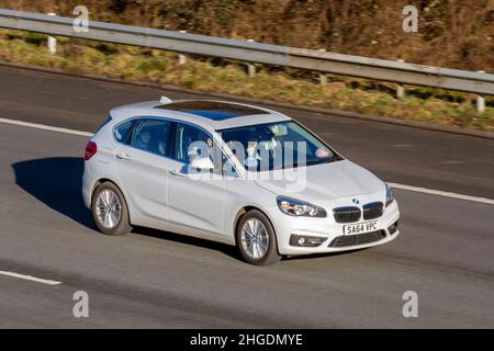 BMW 218 320D blanc 2014 à 1995cc 6 vitesses, manuelle.Circulation automobile, véhicules en mouvement, voitures, conduite de véhicules sur les routes du Royaume-Uni, moteurs, conduite sur l'autoroute M61 du réseau routier britannique. Banque D'Images