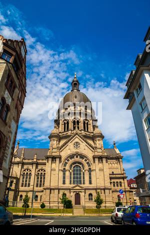 Belle vue sur la célèbre église protestante Christuskirche (église du Christ) depuis la rue Ernst-Ludwig-Straße à Mayence, Rhénanie-Palatinat, Allemagne... Banque D'Images