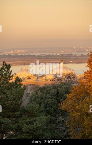 Vue sur le port London Gateway à Coryton.Avec les dômes du Gravesend Gurdwara au premier plan.Depuis Windmill Hill au coucher du soleil. Banque D'Images