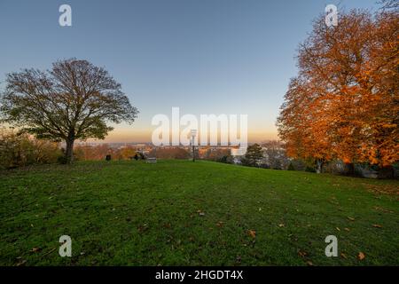 Le sommet de la colline du moulin à vent à Gravesend Kent.Au coucher du soleil.Vers le nord en direction d'Essex Banque D'Images