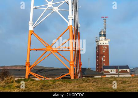 Phare carré en brique sur l'Oberland Upper Land avec une unité radar, île de la mer du Nord d'Heligoland, Allemagne du Nord, Europe centrale Banque D'Images