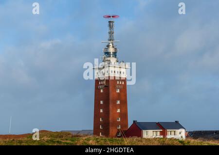 Phare carré en brique sur l'Oberland Upper Land avec une unité radar, île de la mer du Nord d'Heligoland, Allemagne du Nord, Europe centrale Banque D'Images