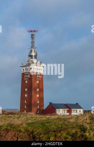 Phare carré en brique sur l'Oberland Upper Land avec une unité radar, île de la mer du Nord d'Heligoland, Allemagne du Nord, Europe centrale Banque D'Images