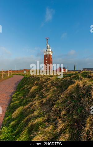 Phare carré en brique sur l'Oberland Upper Land avec une unité radar, île de la mer du Nord d'Heligoland, Allemagne du Nord, Europe centrale Banque D'Images