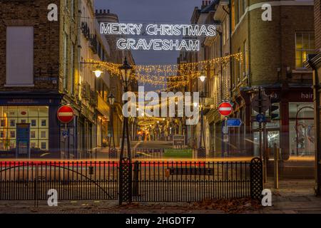 Illuminations de Noël sur High Street à Gravesend Kent.À la tombée de la nuit. Banque D'Images