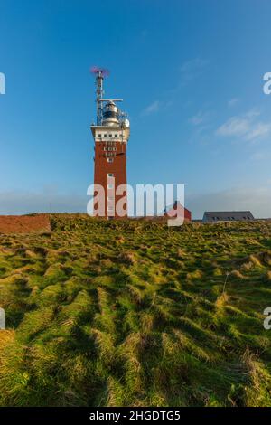 Phare carré en brique sur l'Oberland Upper Land avec une unité radar, île de la mer du Nord d'Heligoland, Allemagne du Nord, Europe centrale Banque D'Images