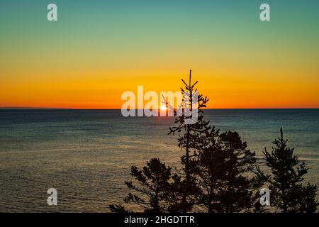 soleil levant sur l'horizon de l'océan Atlantique dans le parc national d'Acadia, Maine, États-Unis Banque D'Images