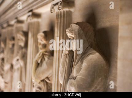 Vue détaillée du sarcophage des femmes mounantes dans les musées d'archéologie d'Istanbul, Turquie. Banque D'Images