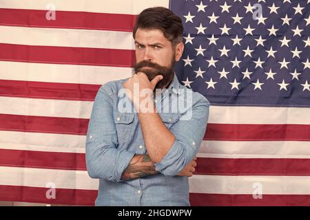 Dieu bénisse l'Amérique. L'homme barbu célèbre la liberté.Une éducation patriotique, un système juridique en Amérique, un homme d’affaires confiant au drapeau américain.Indépendance Banque D'Images