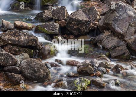 La rivière COE s'élève à la base nord-est de Buachaville Etive Beag en Écosse et s'écoule vers l'ouest le long de Glen COE.Après des cascades spectaculaires à la Pa Banque D'Images
