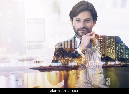 Il prend cette ville par la tempête.Prise de vue multiple d'un jeune homme d'affaires superposé sur un horizon urbain la nuit. Banque D'Images