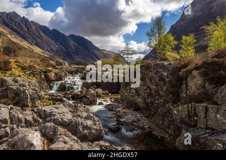 La rivière COE s'élève à la base nord-est de Buachaville Etive Beag en Écosse et s'écoule vers l'ouest le long de Glen COE.Après des cascades spectaculaires à la Pa Banque D'Images