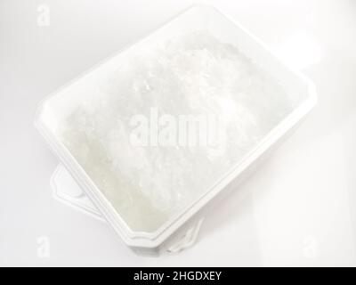 Boîte de transport en polystyrène avec glace pour poisson isolée sur fond blanc Banque D'Images