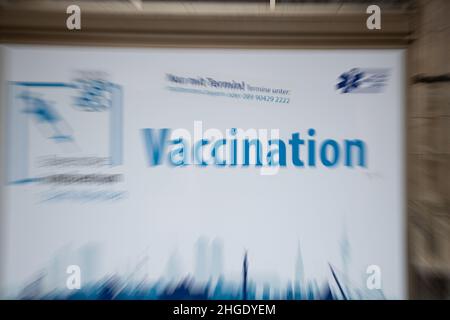 Munich, Allemagne.20th janvier 2022.Les gens se font vacciner à Munich, en Allemagne, le 20 janvier 2022.Si l'on veut faire ses achats, il n'est plus nécessaire de se faire vacciner, ce qui signifie qu'il n'est plus nécessaire de se faire vacciner contre le coronavirus ou de se rétablir du covid-19.(Photo par Alexander Pohl/Sipa USA) crédit: SIPA USA/Alay Live News Banque D'Images