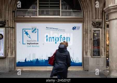 Munich, Allemagne.20th janvier 2022.Les gens se font vacciner à Munich, en Allemagne, le 20 janvier 2022.Si l'on veut faire ses achats, il n'est plus nécessaire de se faire vacciner, ce qui signifie qu'il n'est plus nécessaire de se faire vacciner contre le coronavirus ou de se rétablir du covid-19.(Photo par Alexander Pohl/Sipa USA) crédit: SIPA USA/Alay Live News Banque D'Images
