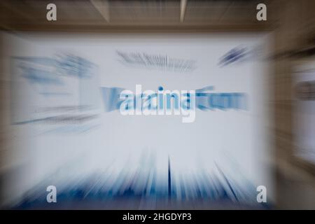 Munich, Allemagne.20th janvier 2022.Les gens se font vacciner à Munich, en Allemagne, le 20 janvier 2022.Si l'on veut faire ses achats, il n'est plus nécessaire de se faire vacciner, ce qui signifie qu'il n'est plus nécessaire de se faire vacciner contre le coronavirus ou de se rétablir du covid-19.(Photo par Alexander Pohl/Sipa USA) crédit: SIPA USA/Alay Live News Banque D'Images